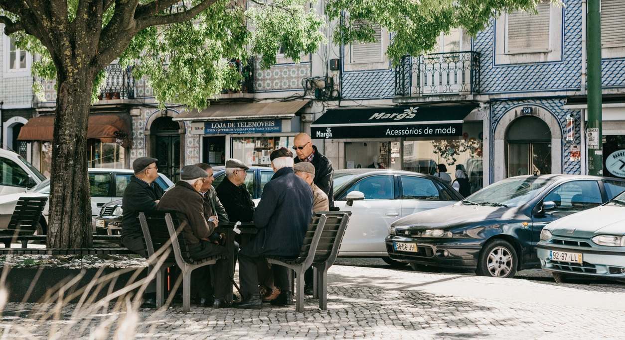 Grupo de jubilados en una plaza de Lisboa (Portugal). Foto: iStock