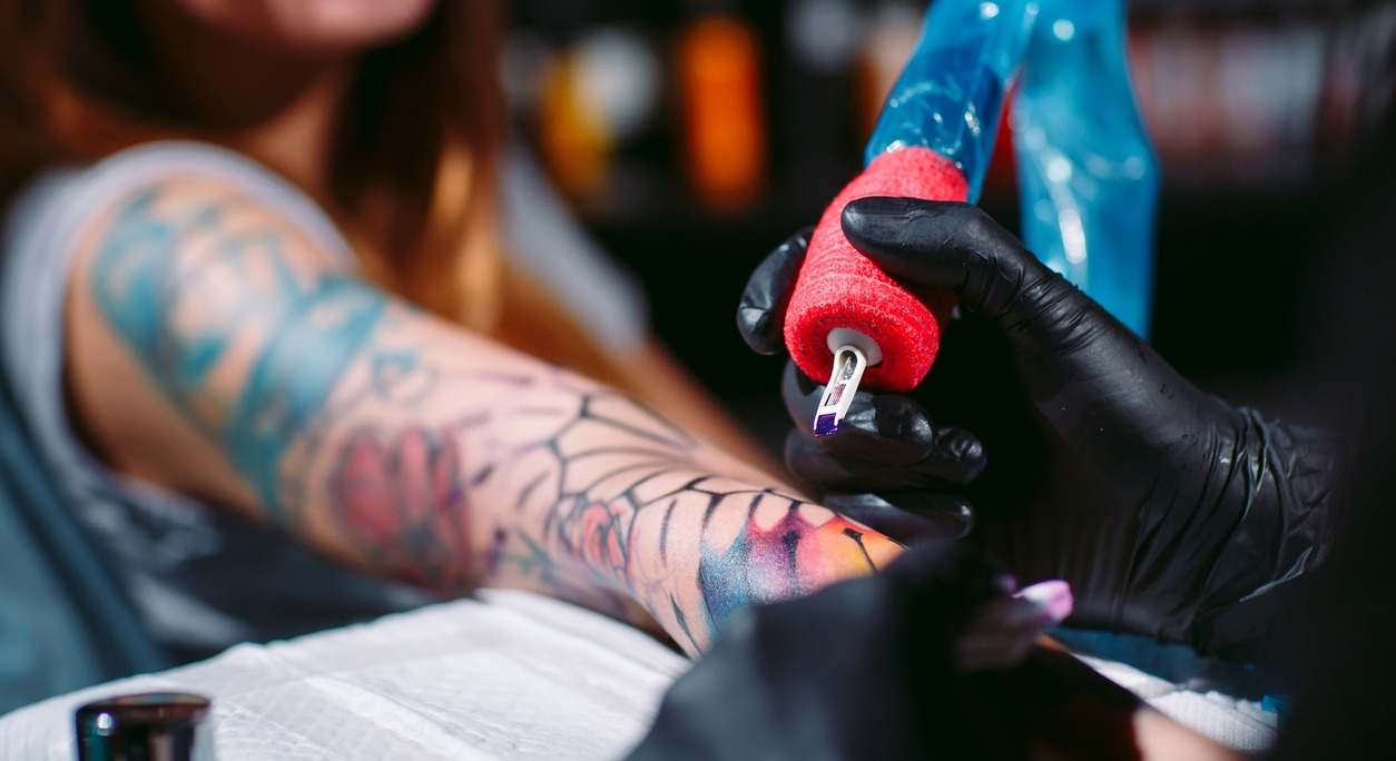 Una mujer se realiza un tatuaje en color