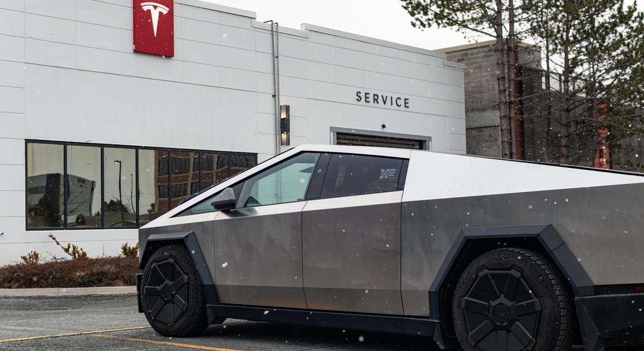 Tesla Cybertruck aparcado en frente de un concesionario Tesla