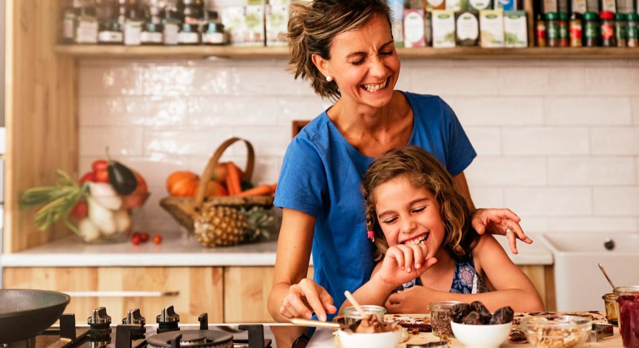 El baño maría inverso: la técnica culinaria que desconocías con la que harás helados baratos y muy cremosos desde casa