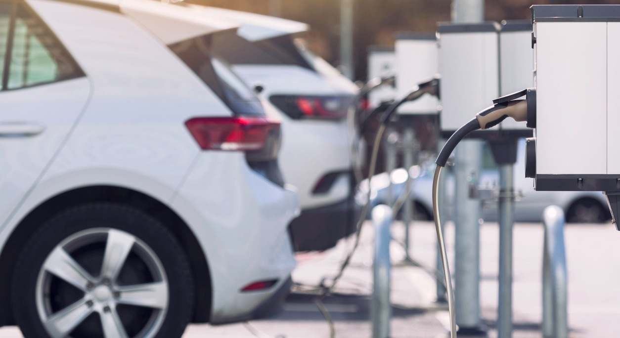 Coches eléctricos cargándose