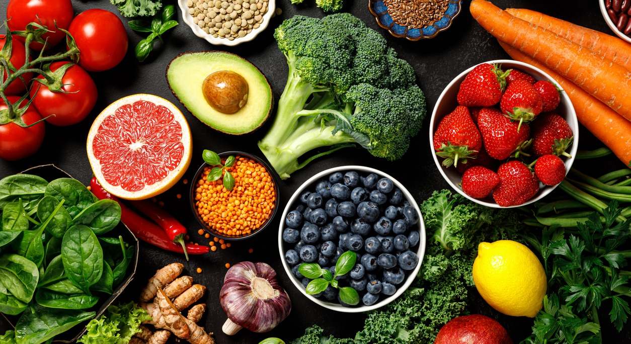 ¿Cómo influye la dieta y la alimentación en los niveles de ácido úrico? Descubre qué alimentos puedes tomar para controlarlo, reducirlo y disminuir sus riesgos.
