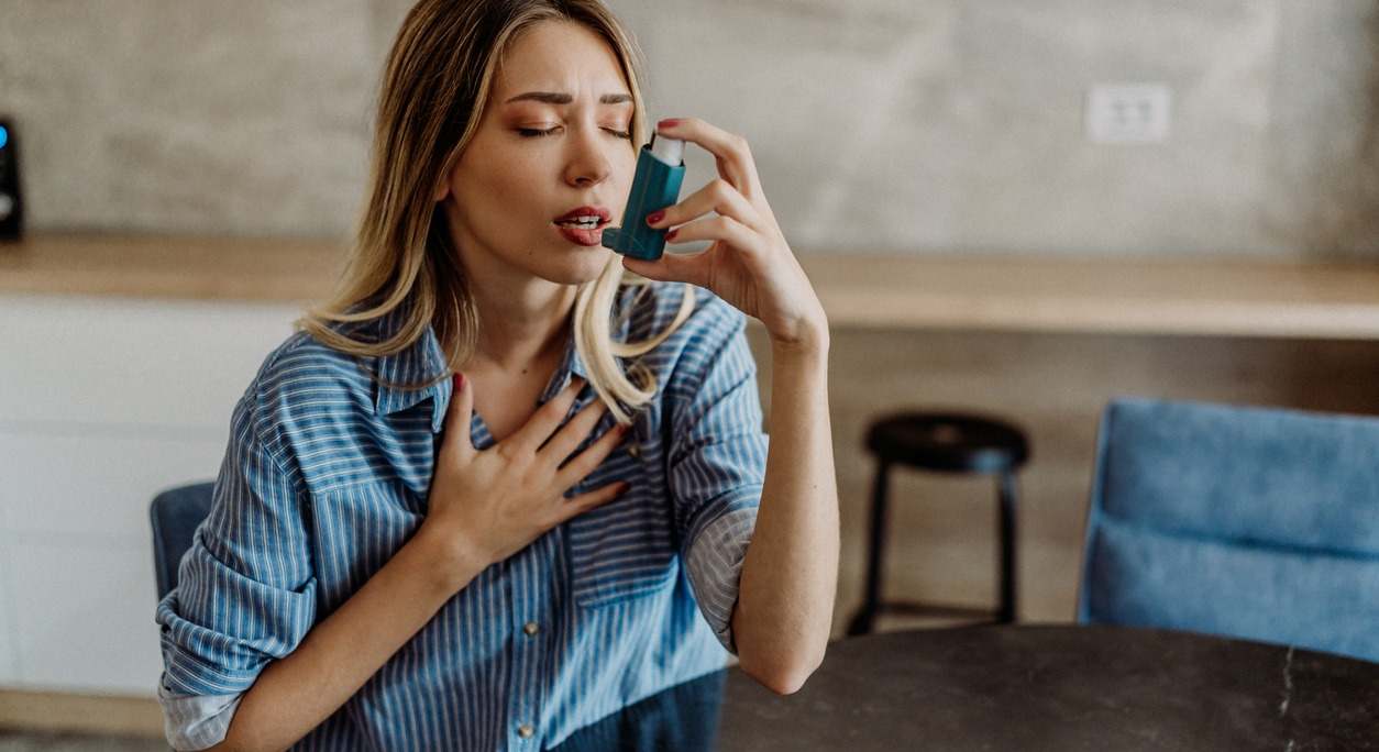 Aprende a identificar los síntomas del asma y diferenciarlos de otras enfermedades respiratorias comunes, como la bronquitis, la EPOC y las alergias.