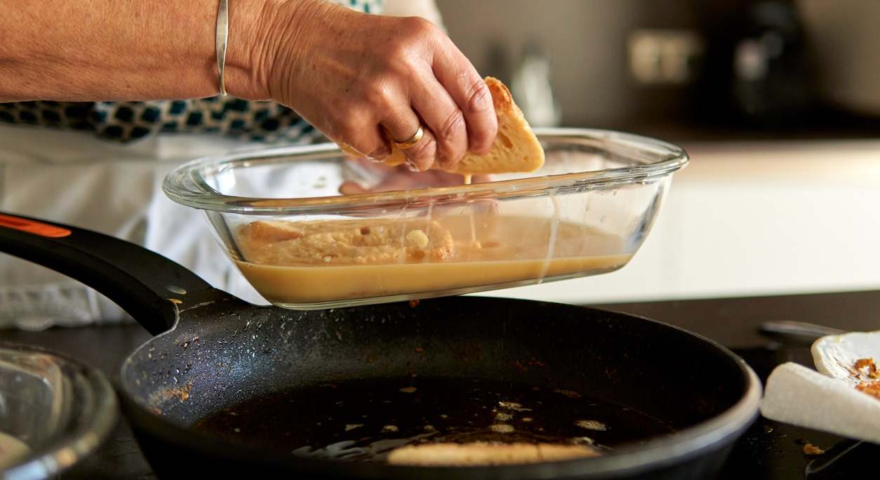 mujer cocina torrijas