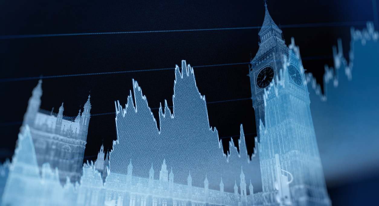 Vista del Big Ben de Londres tras un gráfico económico