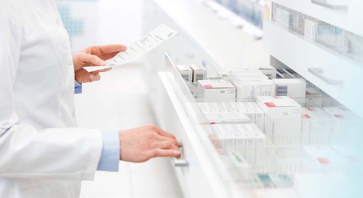farmaceutico consultando una receta