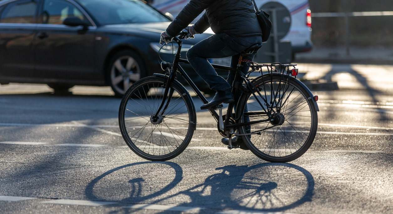 Una bicicleta circula por un entorno urbano