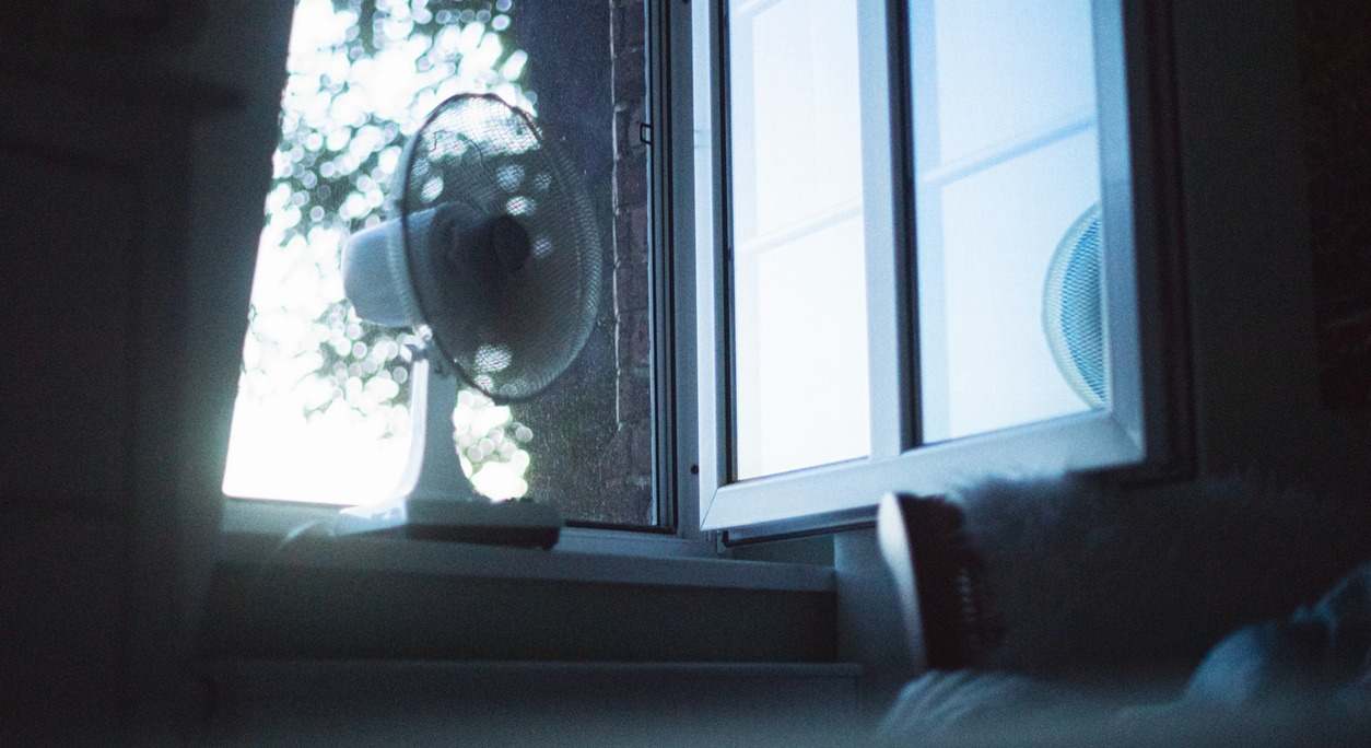 ventilador colocado en una ventana