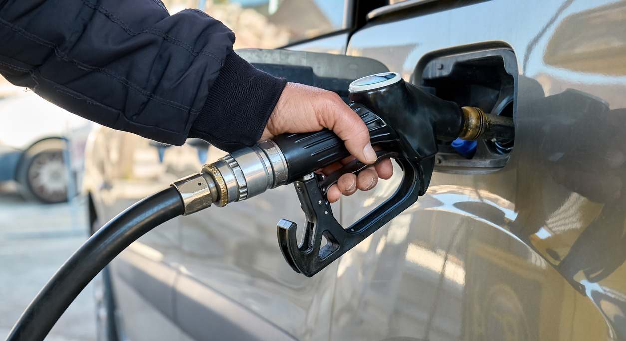 Persona echando gasolina