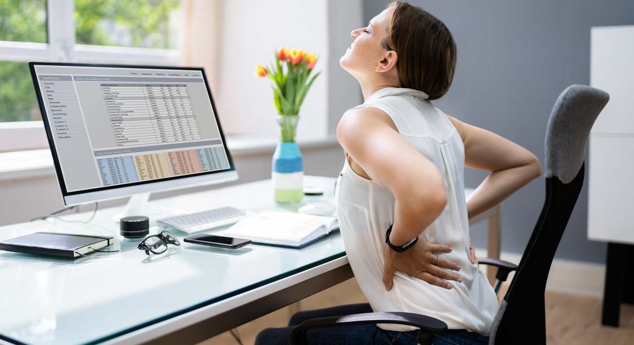 ¿Sufres dolor de espalda crónico? Te damos aquí algunas claves para reducirlo.