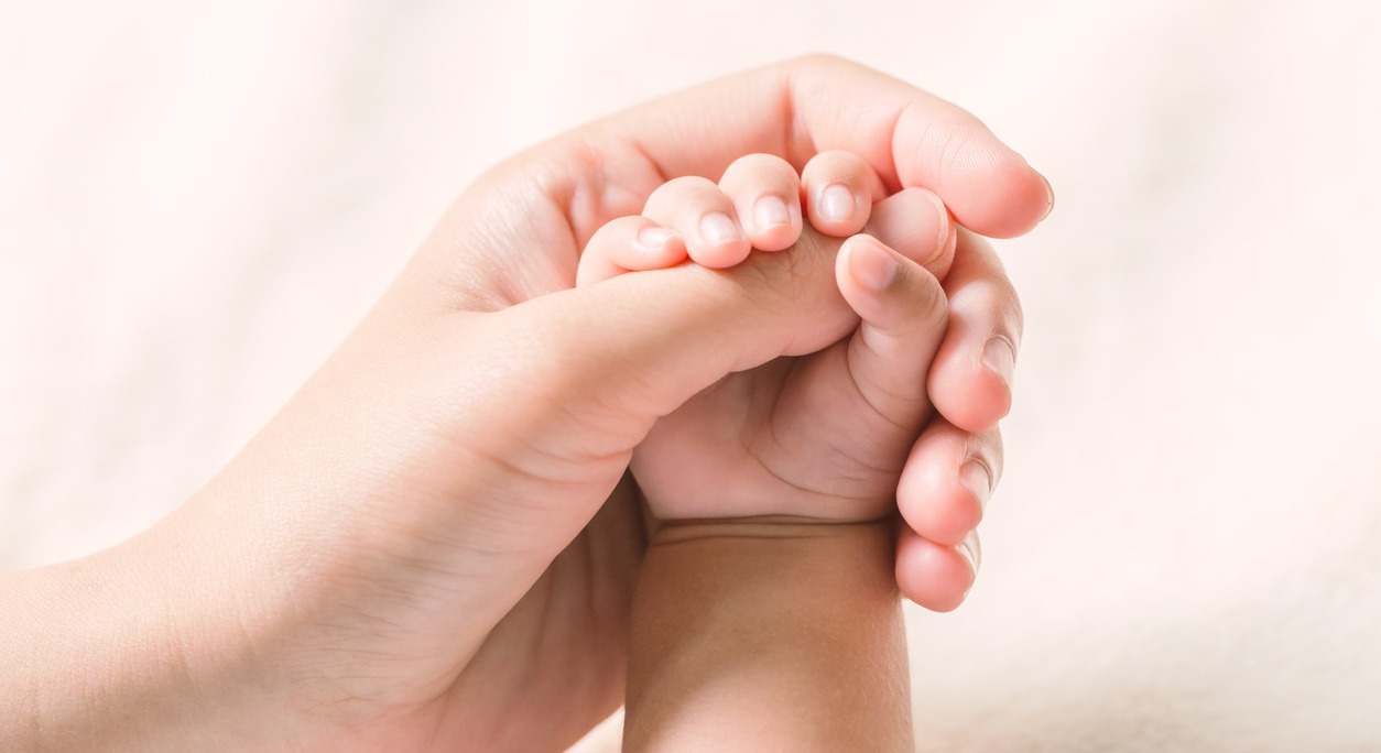 Mano de madre y bebé. Foto: iStock