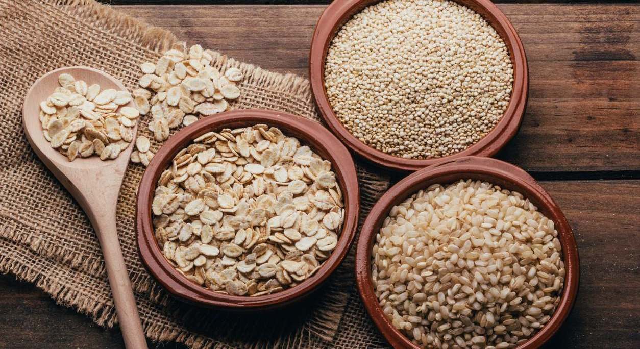 El arroz y la quinoa son dos alimentos similares pero con grandes diferencias en cuanto a sus propiedades para la salud. En este artículo te contamos los distintos beneficios nutricionales de cada opción.