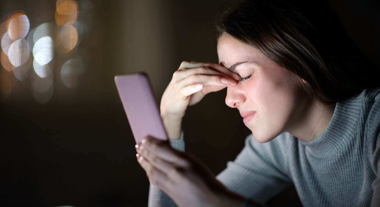 Las prolongadas horas que pasamos delante del ordenador afectan a la salud de nuestros ojos. En este artículo te contamos sus consecuencias.