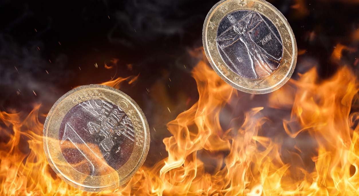 Monedas de euro sobre fuego