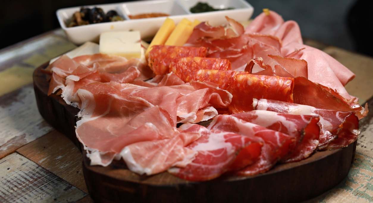 Descubre cuáles son los embutidos más sanos, pautas para incorporarlos en una dieta saludable y la frecuencia recomendada de consumo.