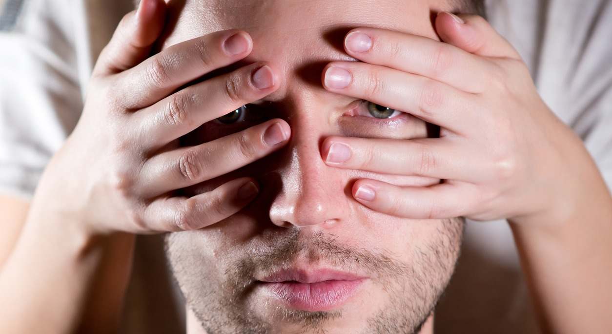 ¿Es posible dormir con los ojos abiertos? ¿Por qué ocurre? ¿Es malo? Descubre las causas y consecuencias del lagoftalmos y cómo se puede tratar.