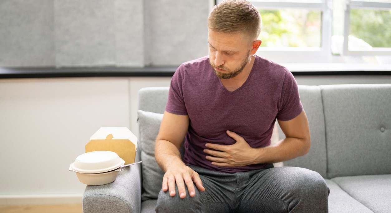 El reflujo y la acidez estomacal son problemas comunes después de comidas pesadas. Producen una sensación muy molesta y que si se repite en el tiempo, requiere de atención médica. En este artículo te contamos varios remedios caseros y sencillos para comba
