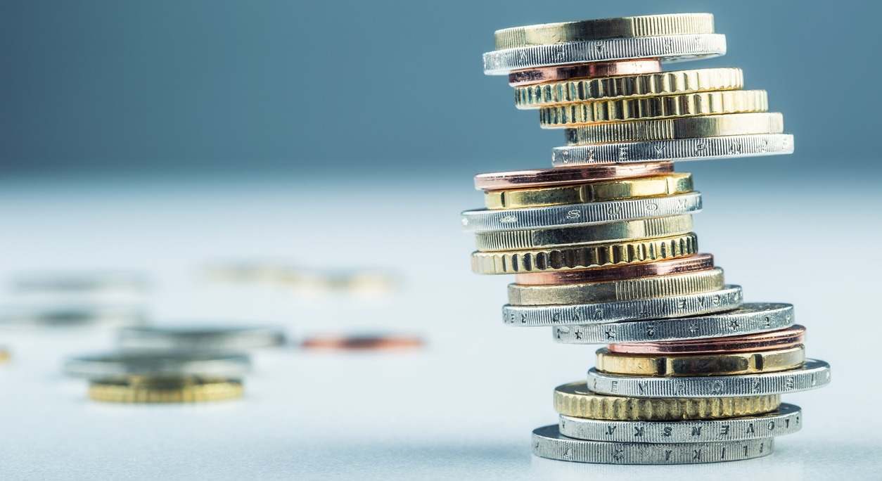 Un montón de monedas de euro apiladas