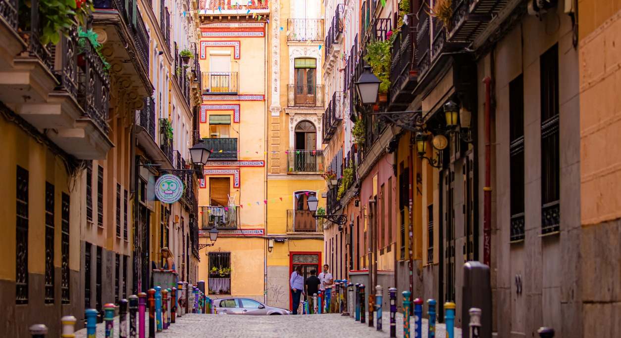 Calle estrecha de Malasaña, Madrid.