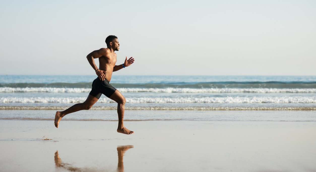 ¿Cómo debemos correr en la playa: descalzos o con zapatos? Te explicamos aquí las ventajas.
