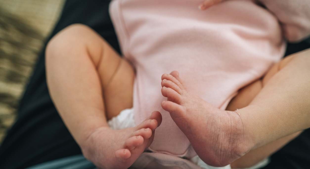Conoce los síntomas, las causas y los posibles tratamientos de la Artrogriposis Múltiple Congénita y cómo se aborda médicamente esta enfermedad.