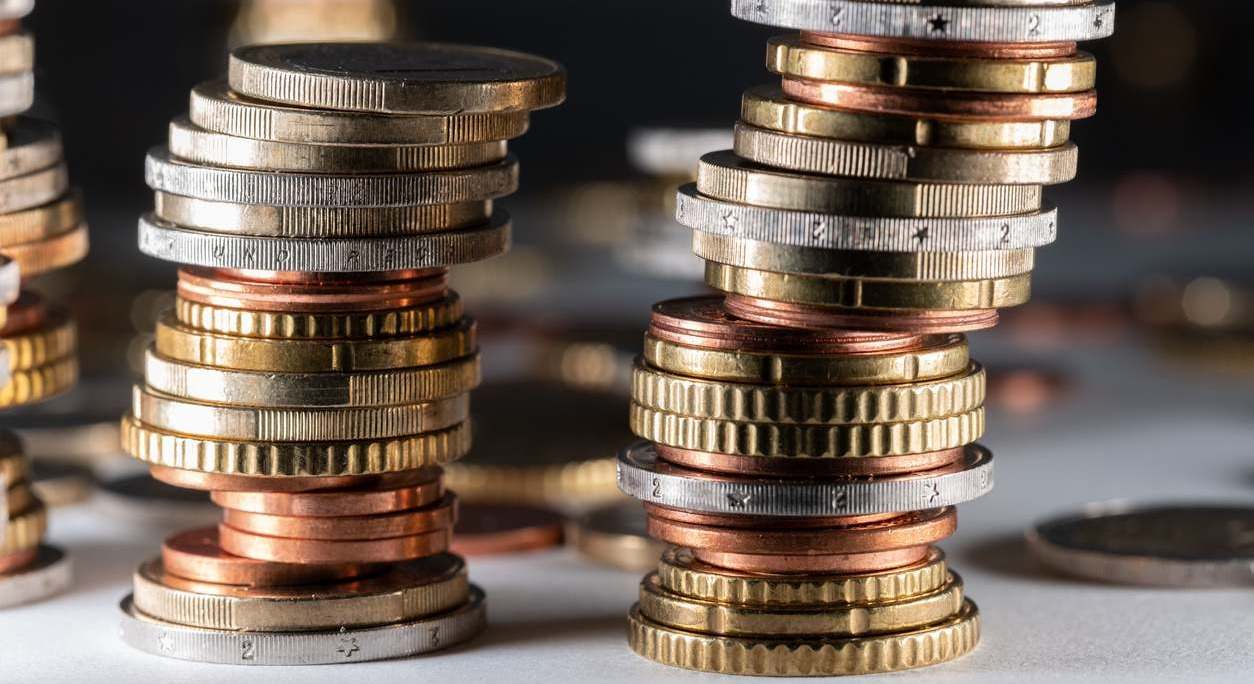 Filas con montones de monedas