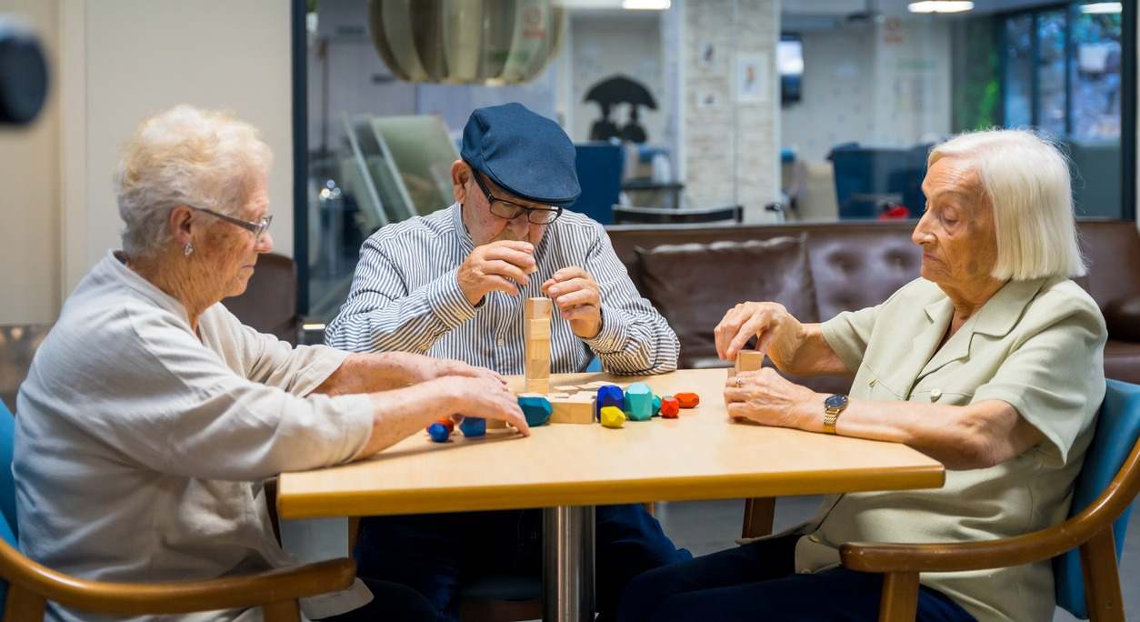 Ancianos jugando a juegos de mesa