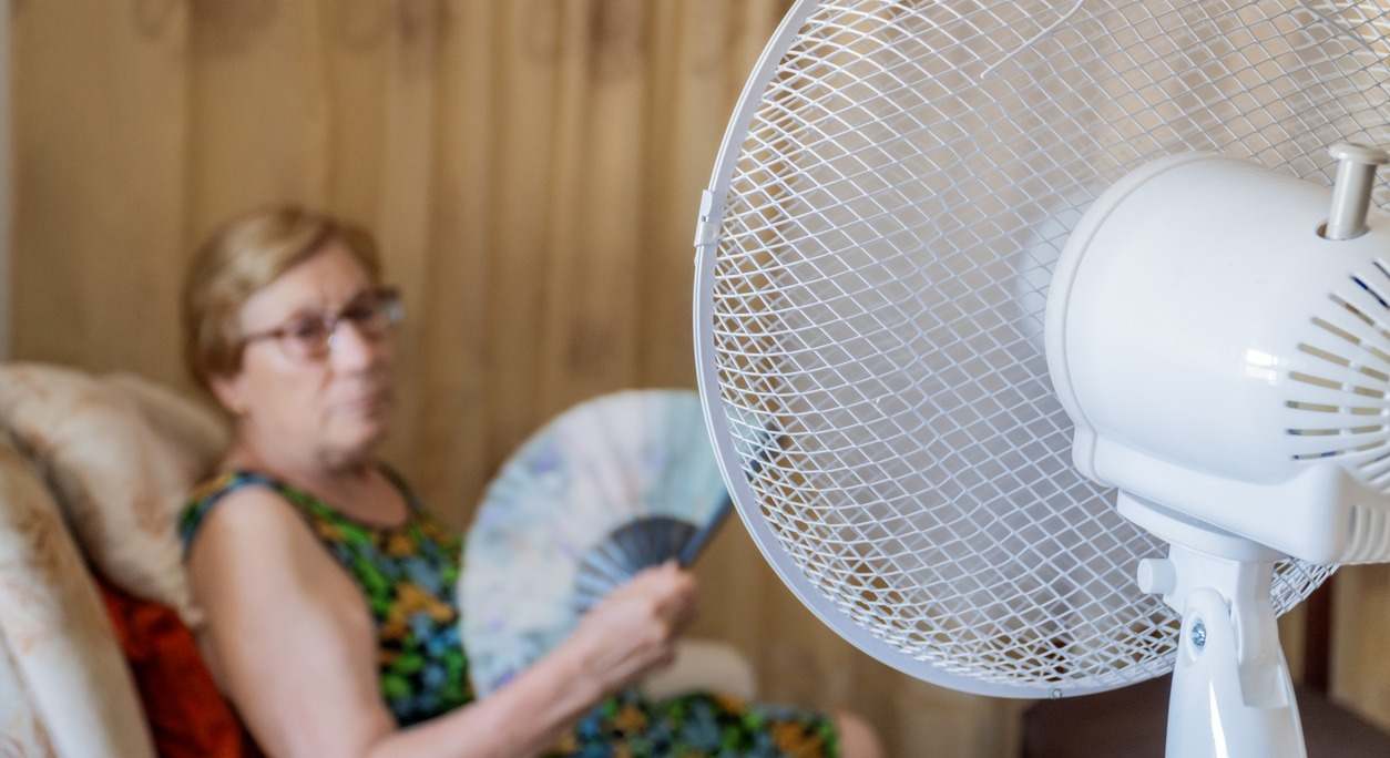 mujer se abanica con el ventilador encendido