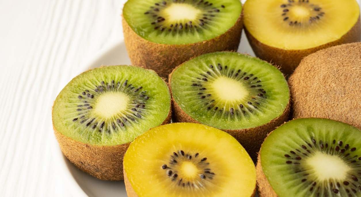 Plato con kiwis amarillos y verdes