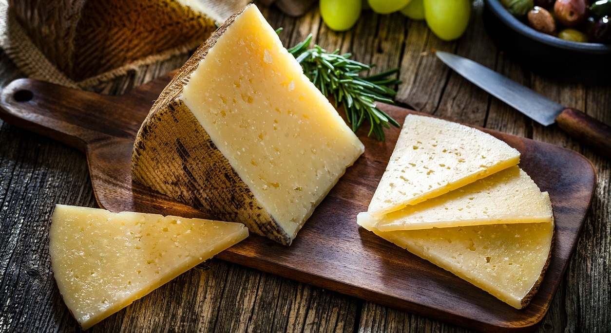 queso cortado sobre una tabla