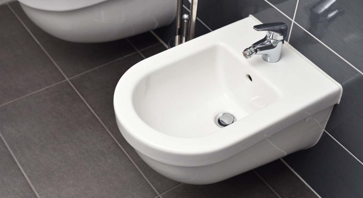 Un bidé en un cuarto de baño. / iStock