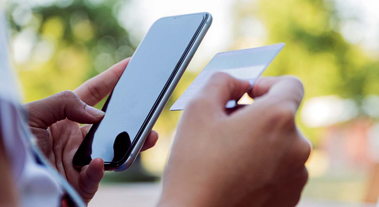 telefono movil y tarjeta bancaria