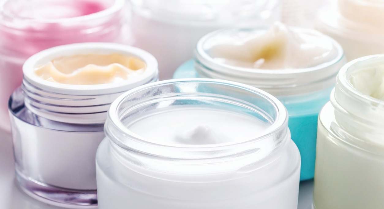 frascos con productos cosméticos