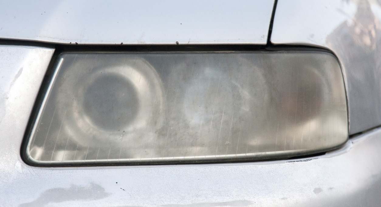 faros de un vehículo con suciedad