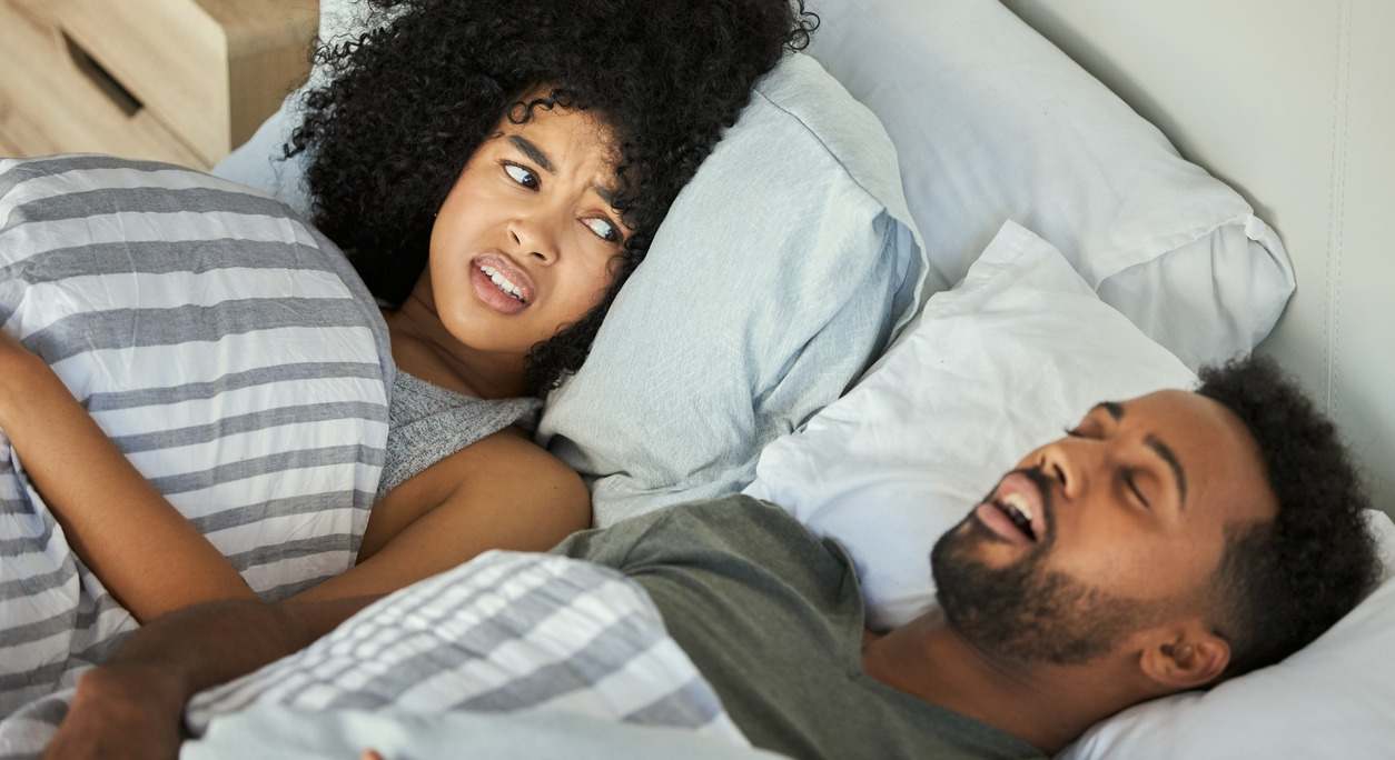 Mujer molesta con los ronquidos de su pareja
