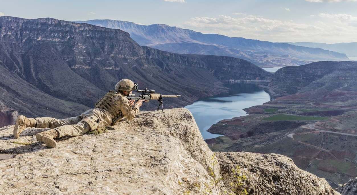 Un francotirador acostado en una montaña