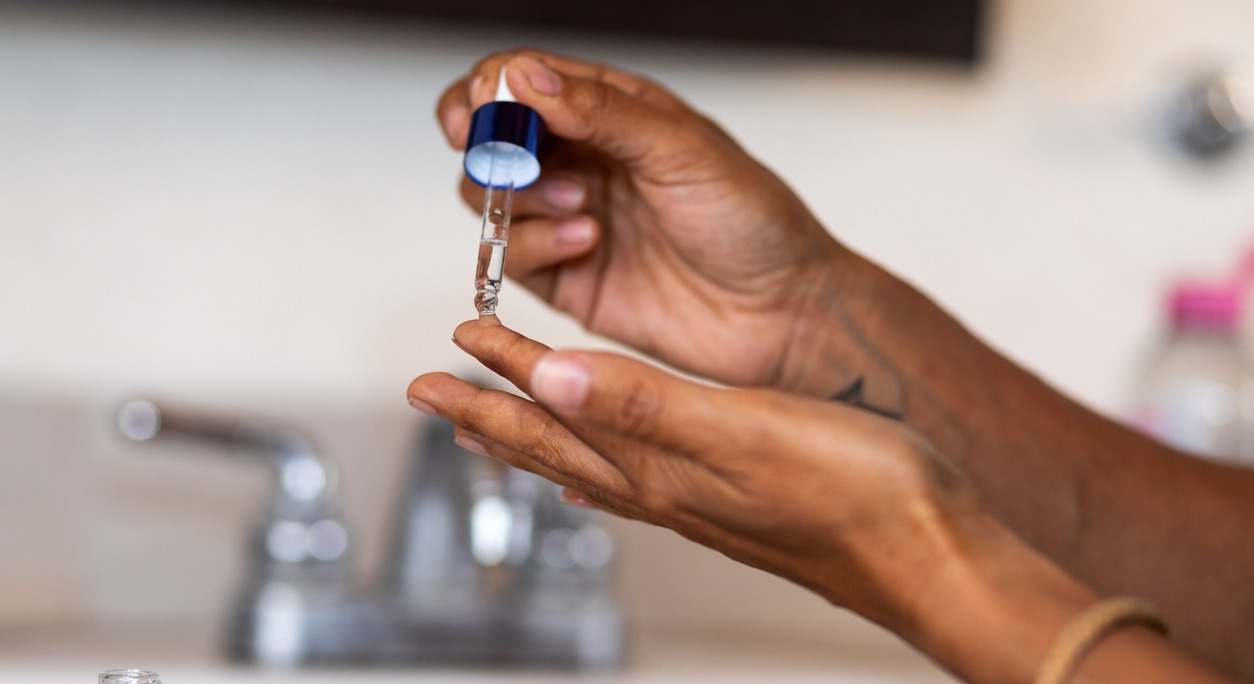 una mujer se suministra serum