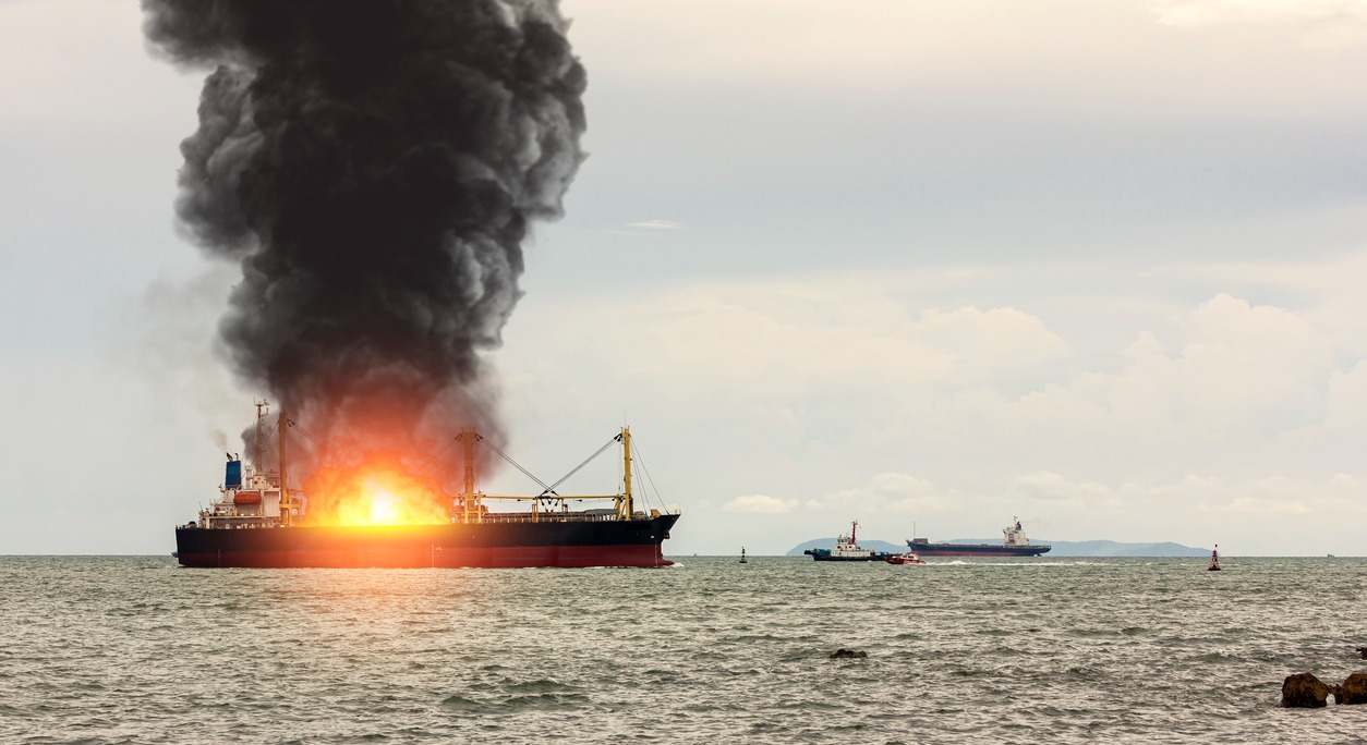 Explosión en un buque petrolero