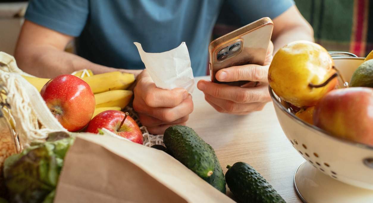 Un comprador repasa el ticket de la compra