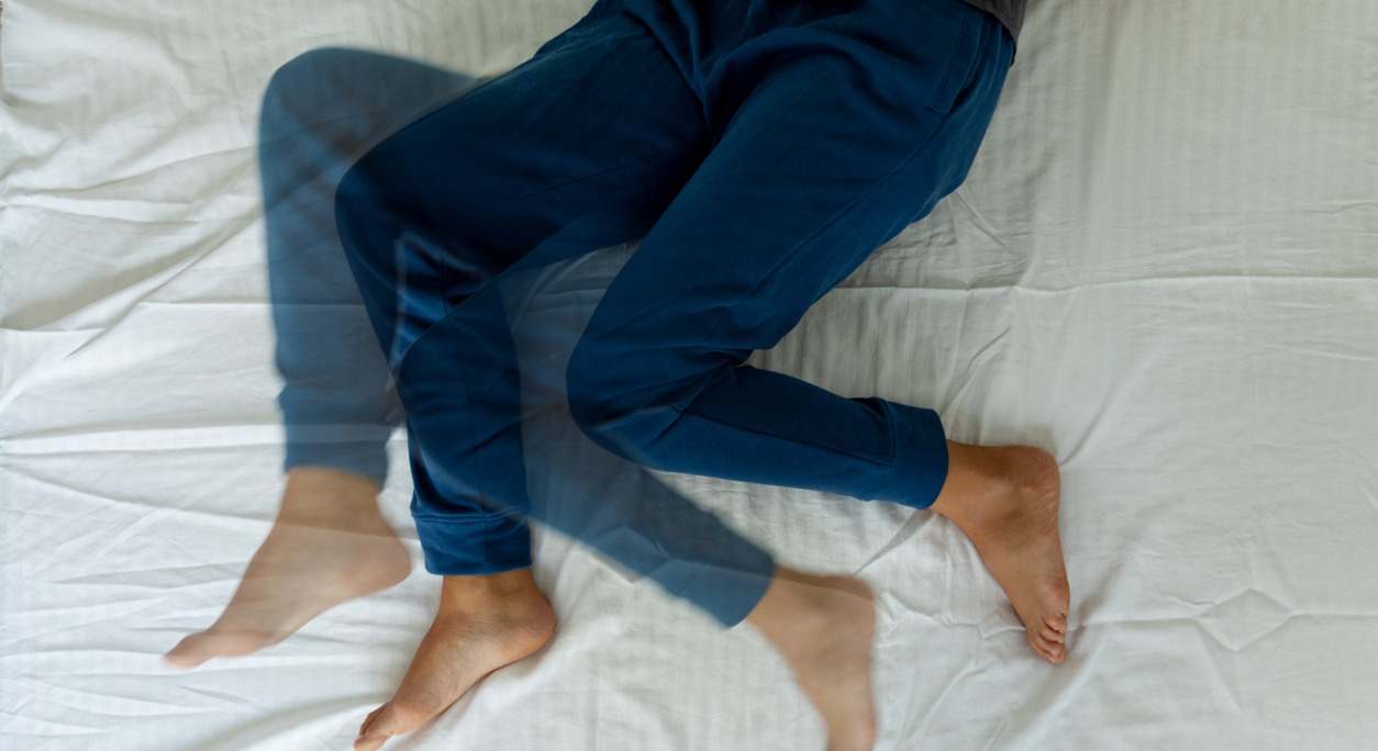El síndrome de las piernas inquietas es un trastorno neurológico que provoca una sensación molesta o dolorosa en las piernas, especialmente en momentos de descanso. En este artículo te contamos sus síntomas y cómo tratarlo.