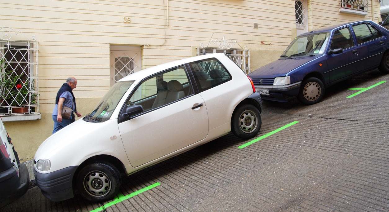 Aparcar cuesta abajo