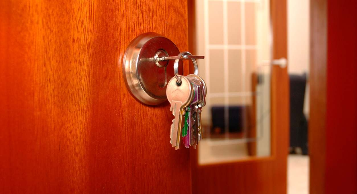 cerradura de una puerta con llave