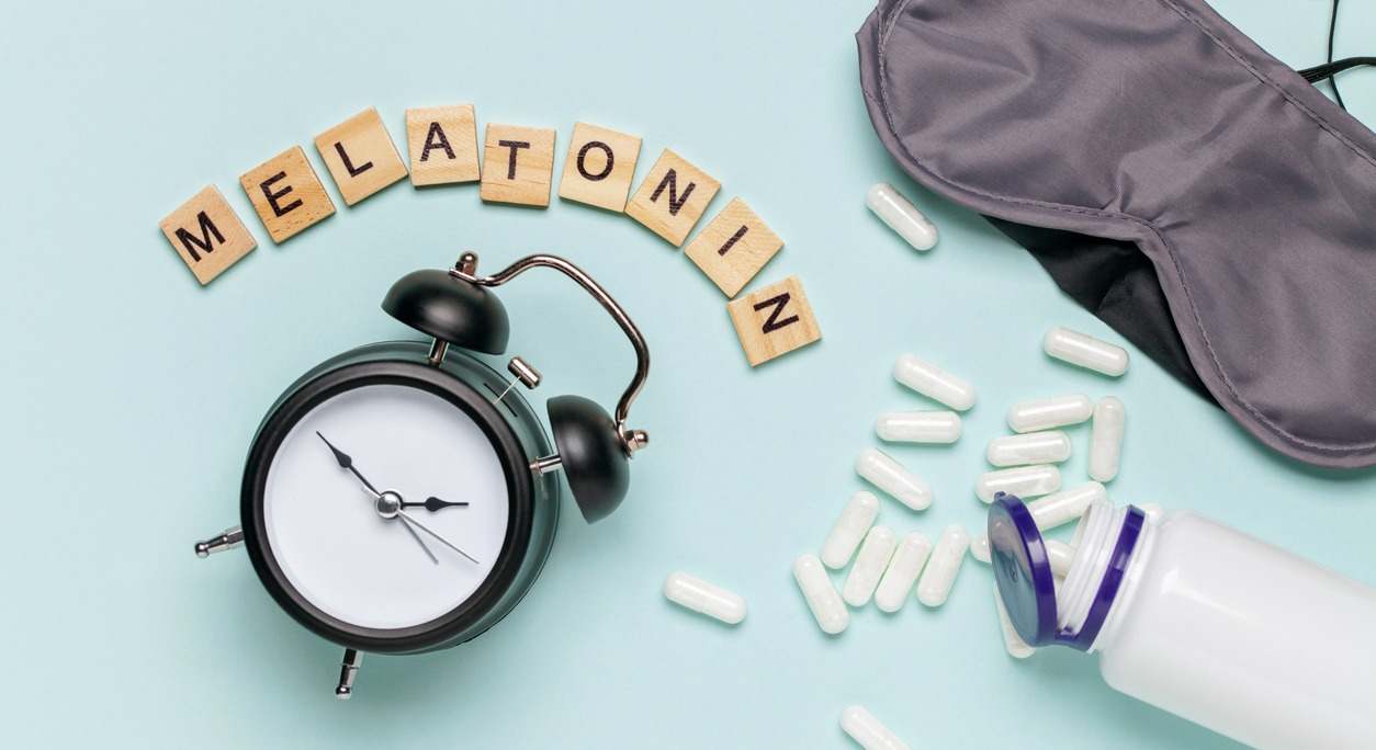 La melatonina desencadena una serie de procesos que preparan al cuerpo para dormir y su principal función es regular el ritmo circadiano. Te contamos cómo funciona y cómo afecta a nuestro sueño.