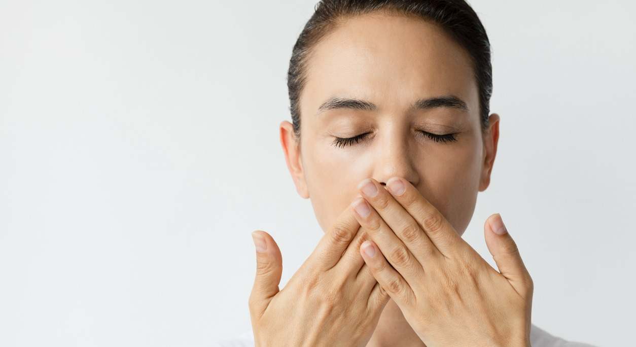 ¿No sabes si tienes mal aliento o halitosis? En este post te enseñamos cómo puedes descubrirlo y tratarlo.