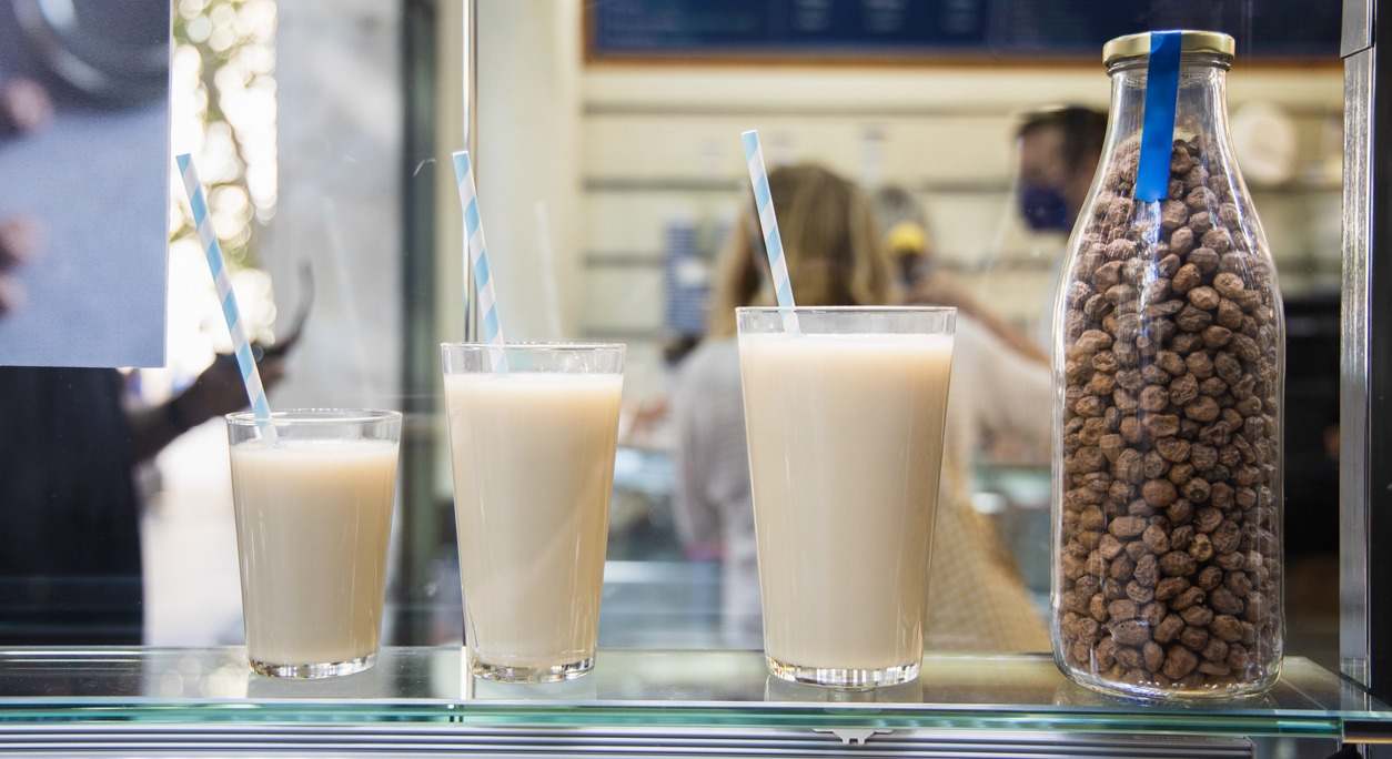 La horchata es la bebida favorita del verano, en este artículo te contamos sus beneficios y propiedades. ¡No te lo pierdas!