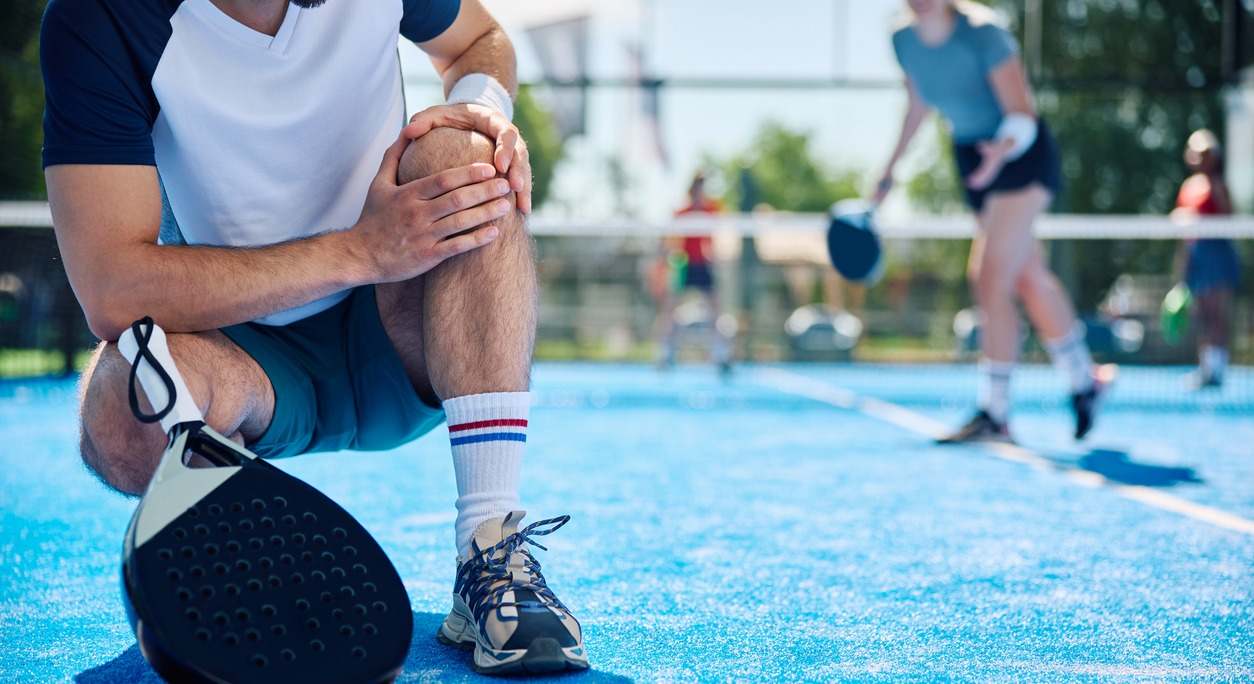 El pádel es uno de los deportes más populares de la actualidad. En este artículo te contamos sus lesiones más comunes y cómo poder evitarlas.