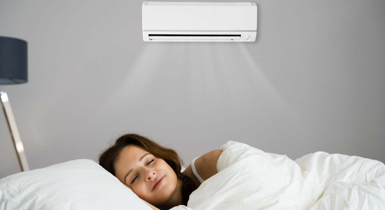 El aire acondicionado se vuelve necesario algunas noches de mucho calor. ¿Es bueno o malo dormir con aire acondicionado? ¿Cuál es la temperatura ideal?