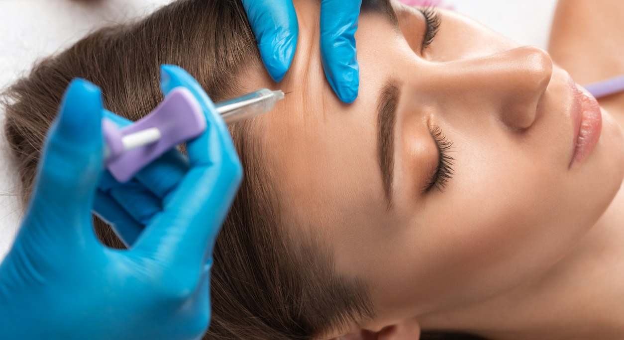 El bótox es uno de los tratamientos estéticos más populares y por ello sobre él giran muchos mitos. Te contamos cuáles son realidad y las recomendaciones médicas si quieres inyectarte bótox.