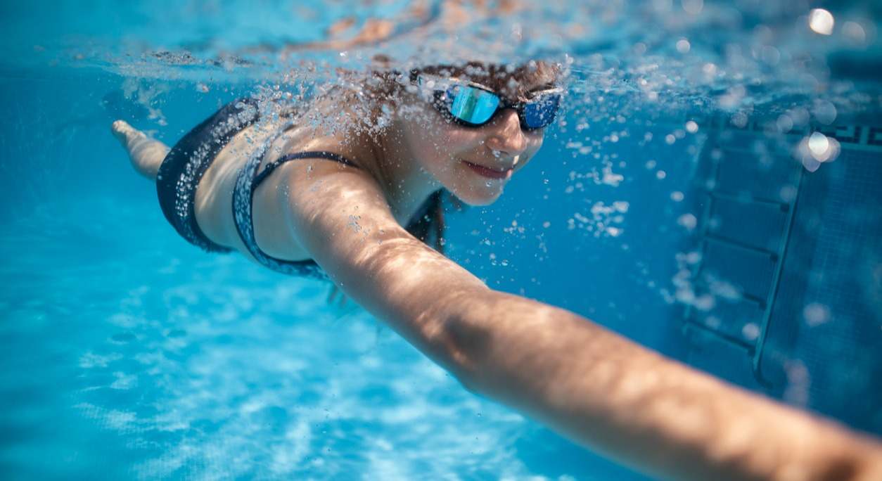 Los beneficios de la salud están probados. Su capacidad para trabajar casi todos los grupos musculares del cuerpo y su accesibilidad para todas las edades la convierten en una gran opción. Pero, ¿realmente es el deporte más completo? Te lo contamos en est