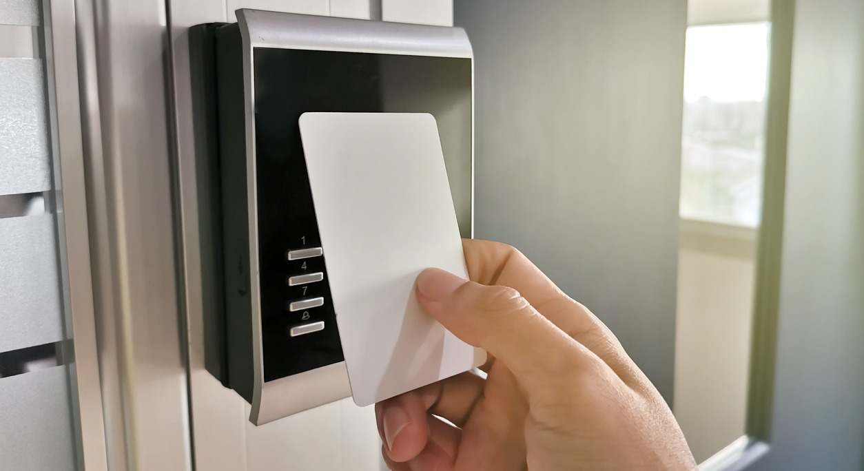 Acceso a la oficina con tarjeta magnética. Foto: iStock